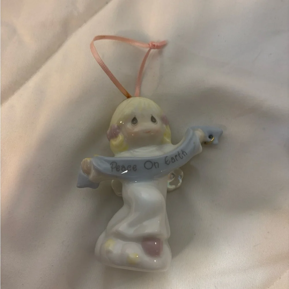 Avon Precious Moments Peace on Earth Angel Ornament